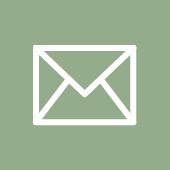 Weißes Mail-Icon auf grünem Rechteck.