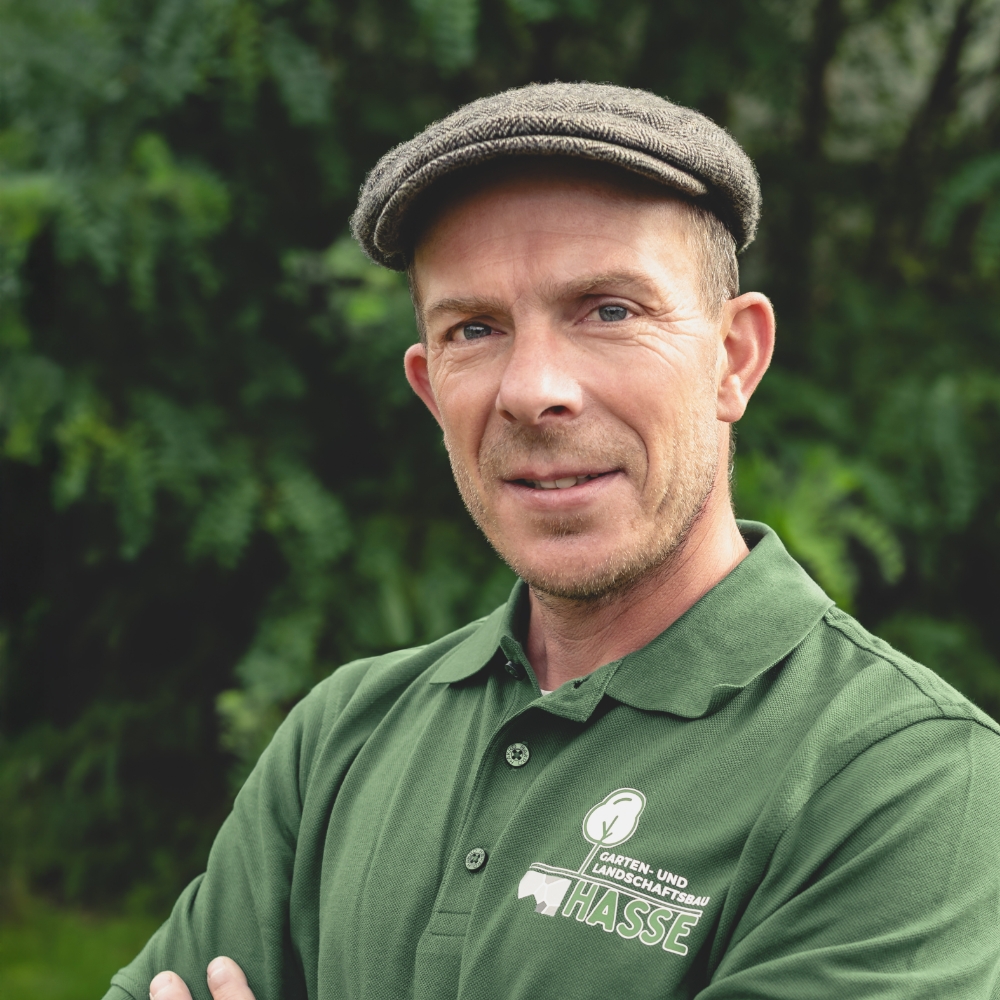 Porträt von Gartenlandschaftsbauer Sebastian Hasse.